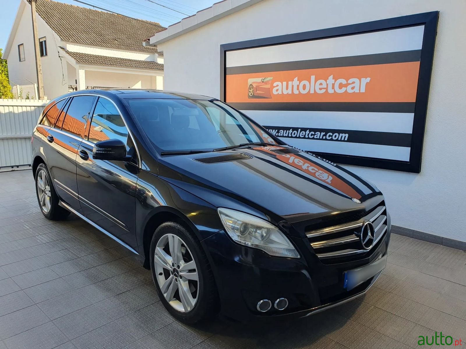 2011' Mercedes-Benz R-350 photo #1