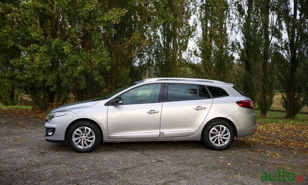 2012' Renault Megane Sport Tourer photo #3