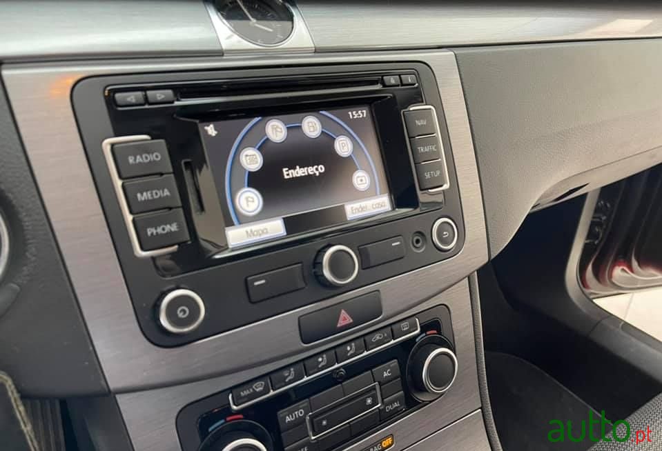 2011' Volkswagen Passat photo #5