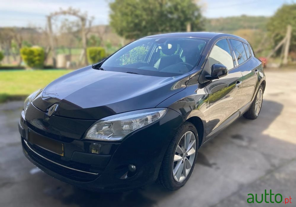 2010' Renault Megane photo #2