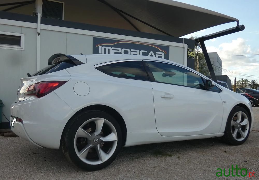 2012' Opel Astra Gtc photo #2