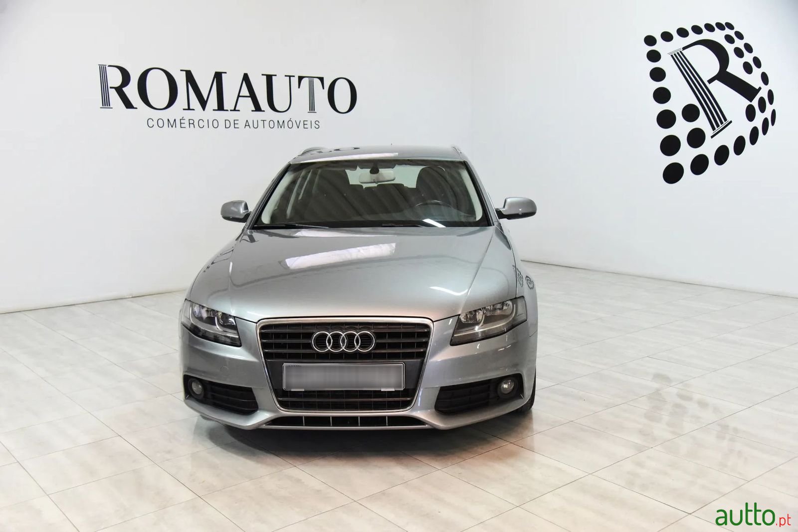 2011' Audi A4 Avant photo #2