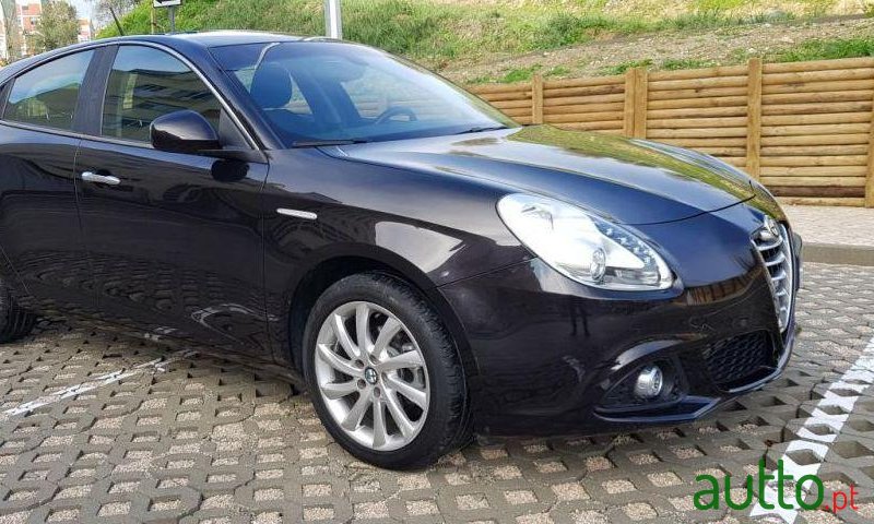 2015' Alfa Romeo Giulietta photo #2