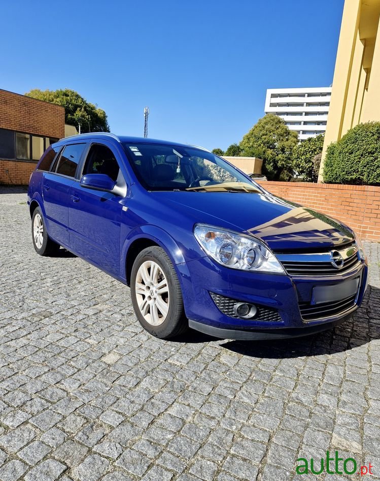 2008' Opel Astra Caravan photo #2