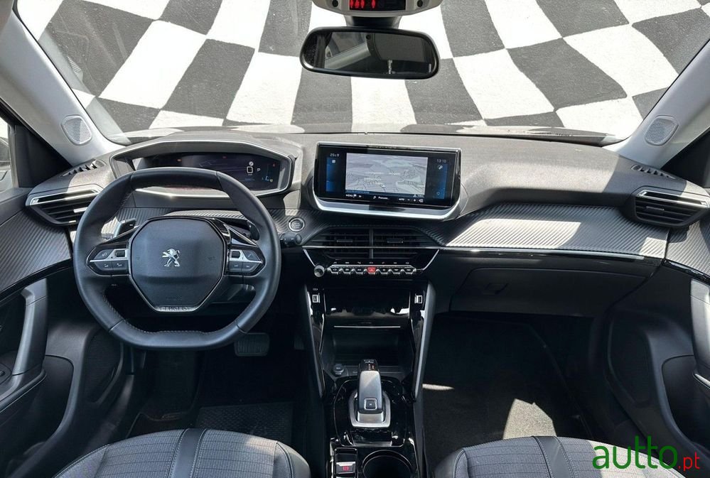 2021' Peugeot 2008 photo #2