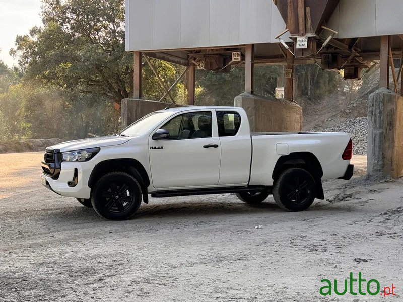 2021' Toyota Hilux photo #2