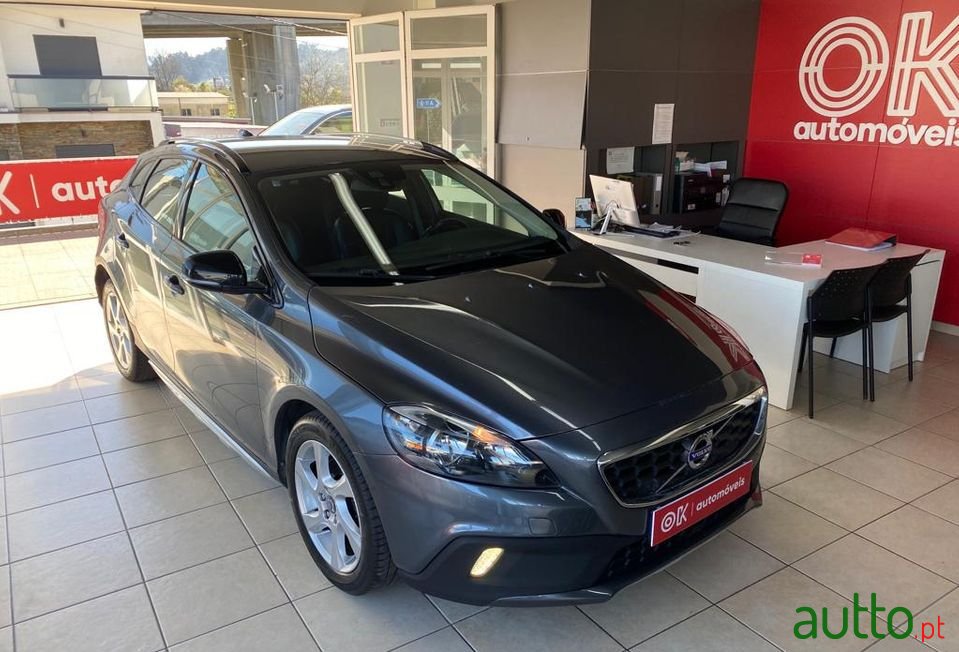 2014' Volvo V40 Cross Country photo #3