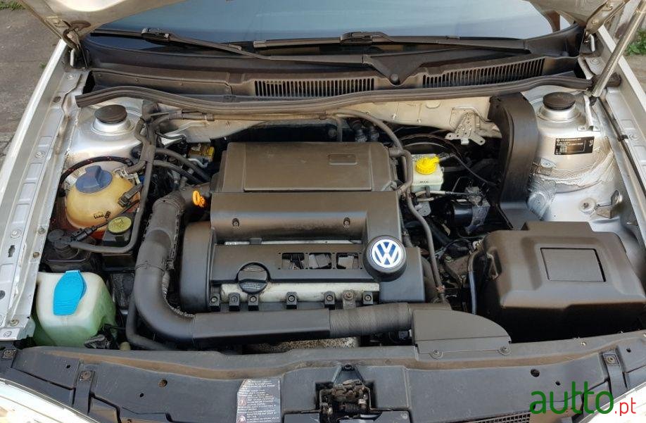 2002' Volkswagen Golf photo #2