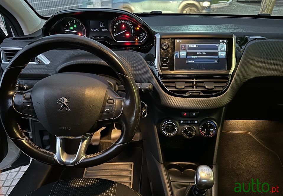 2015' Peugeot 208 photo #3