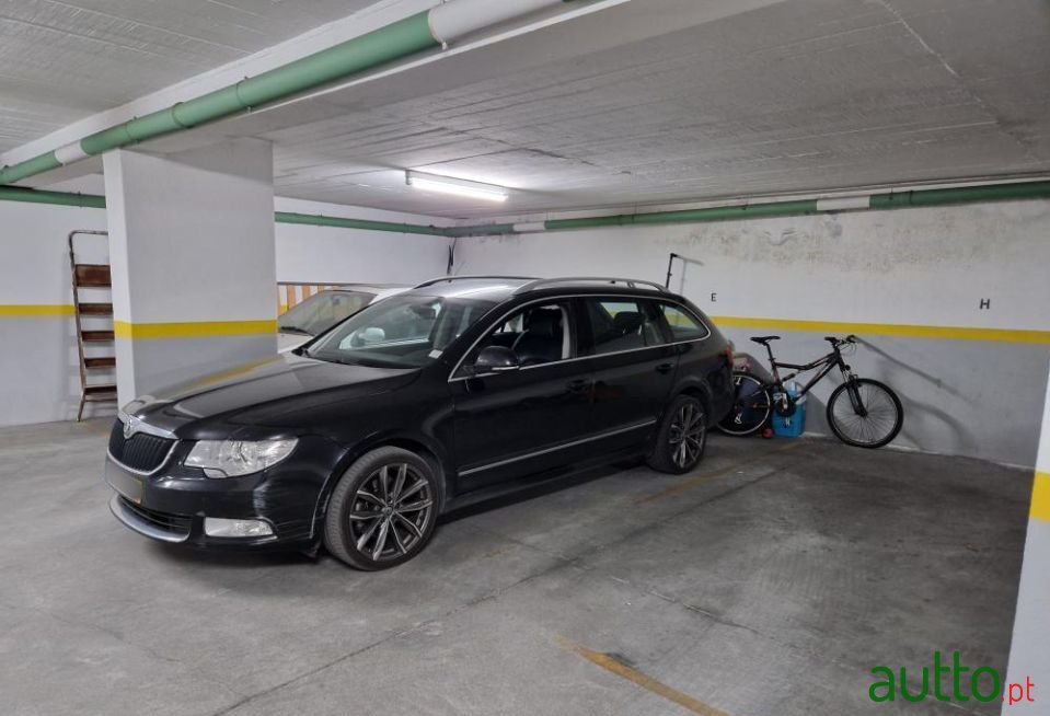 2010' Skoda Superb Break photo #1