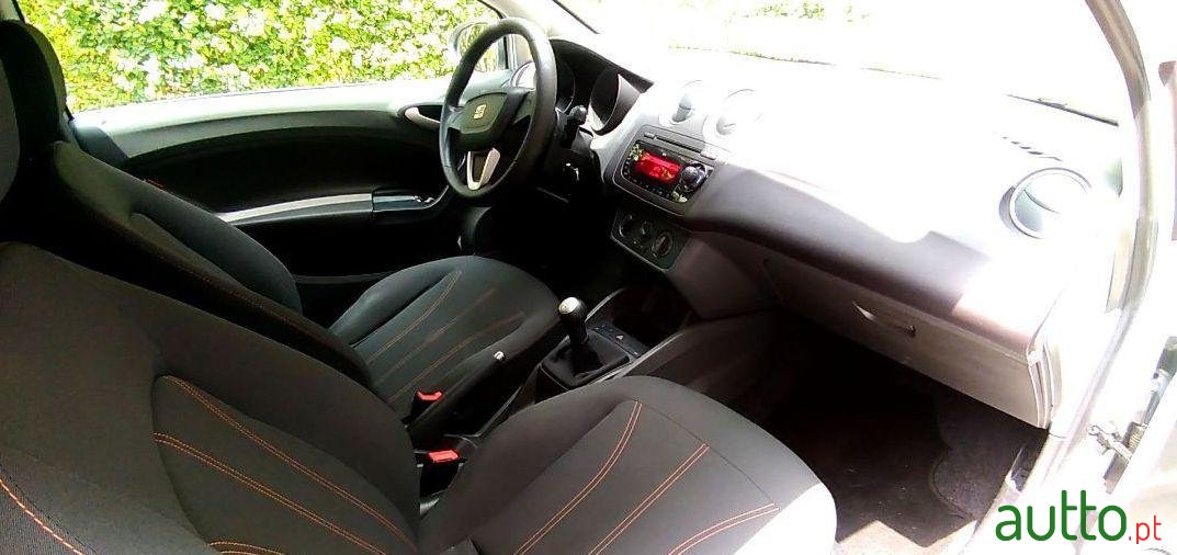 2011' SEAT Ibiza photo #2