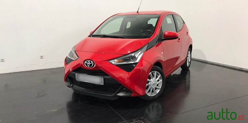 2022' Toyota Aygo 1.0 X-Play Plus photo #1