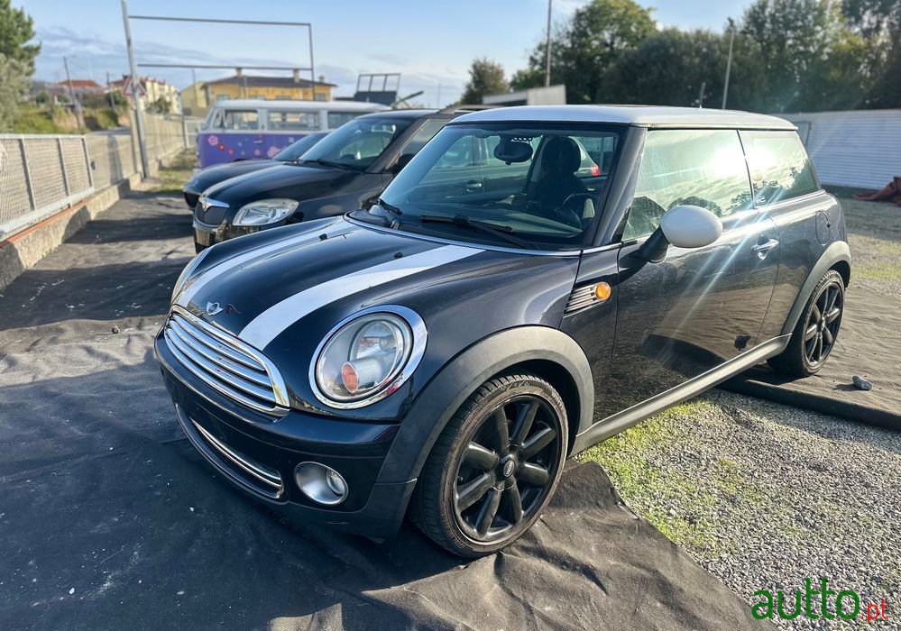 2007' MINI Cooper 3 Portas photo #1