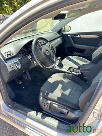 2011' Volkswagen Passat photo #3