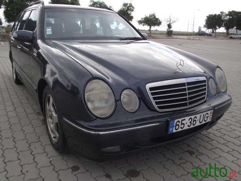 2002' Mercedes-Benz E-220 photo #4