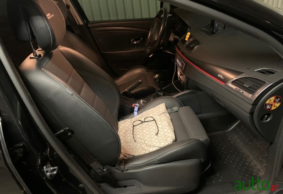 2015' Renault Megane Sport Tourer photo #5