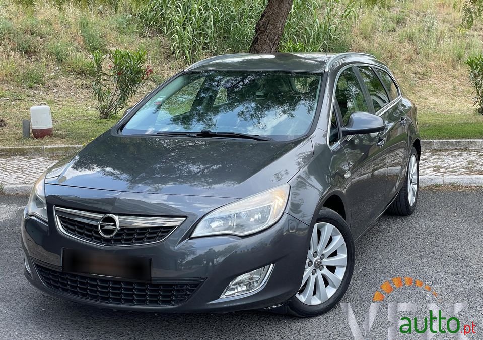 2012' Opel Astra Sports Tourer photo #5