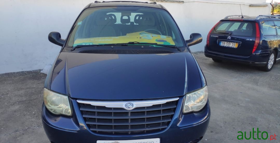2004' Chrysler Voyager photo #1
