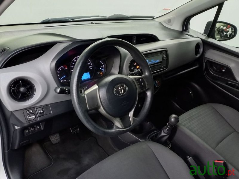 2017' Toyota Yaris photo #5