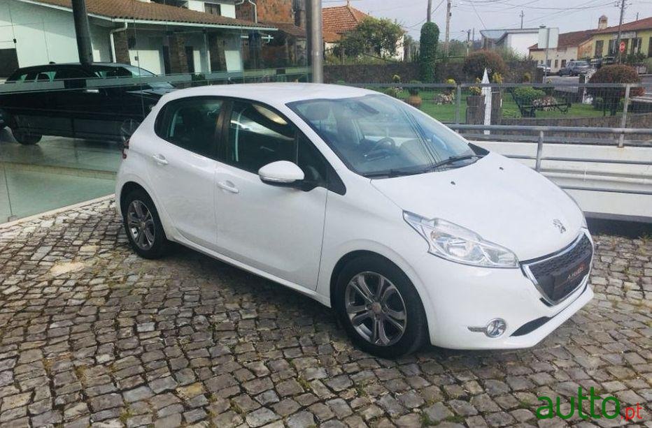 2014' Peugeot 208 Allure photo #1
