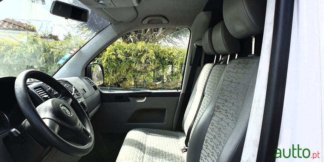 2011' Volkswagen Transporter photo #2