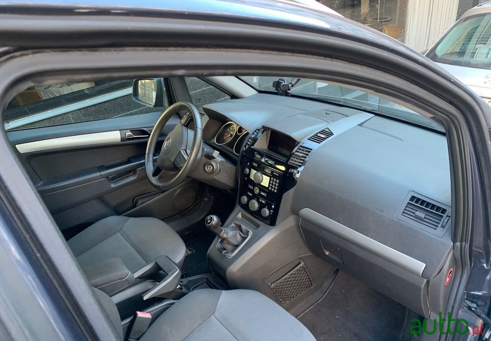 2010' Opel Zafira photo #5