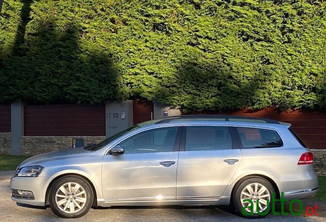 2011' Volkswagen Passat photo #2