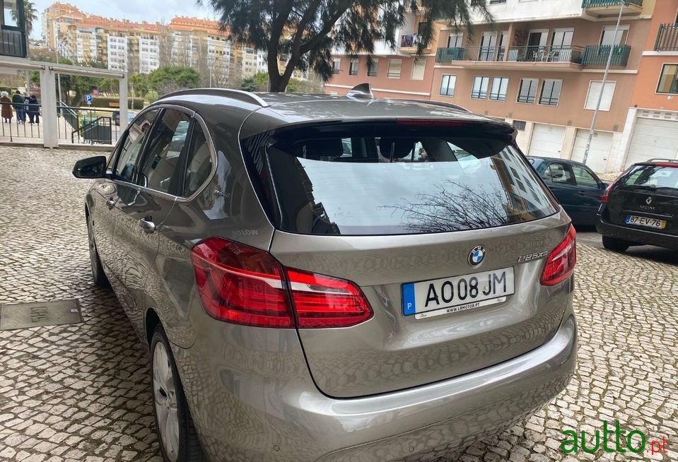 2016' BMW 225Xe Sport photo #4