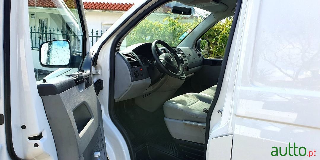 2011' Volkswagen Transporter photo #3