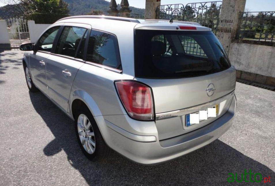 2005' Opel Astra Caravan photo #1