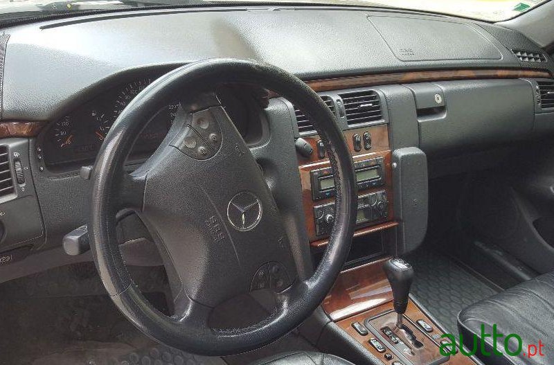 2000' Mercedes-Benz E-270 photo #2