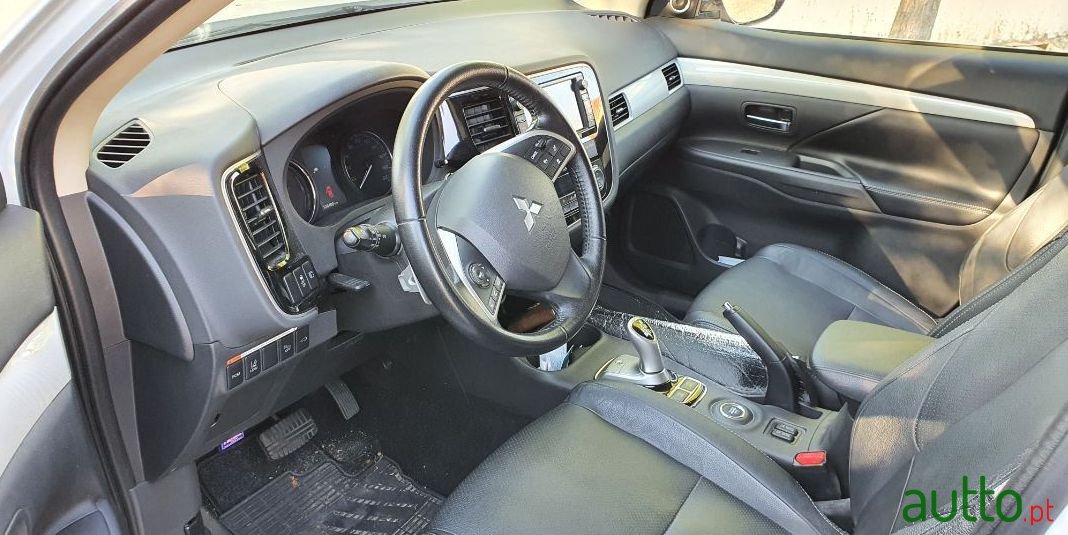 2015' Mitsubishi Outlander photo #1