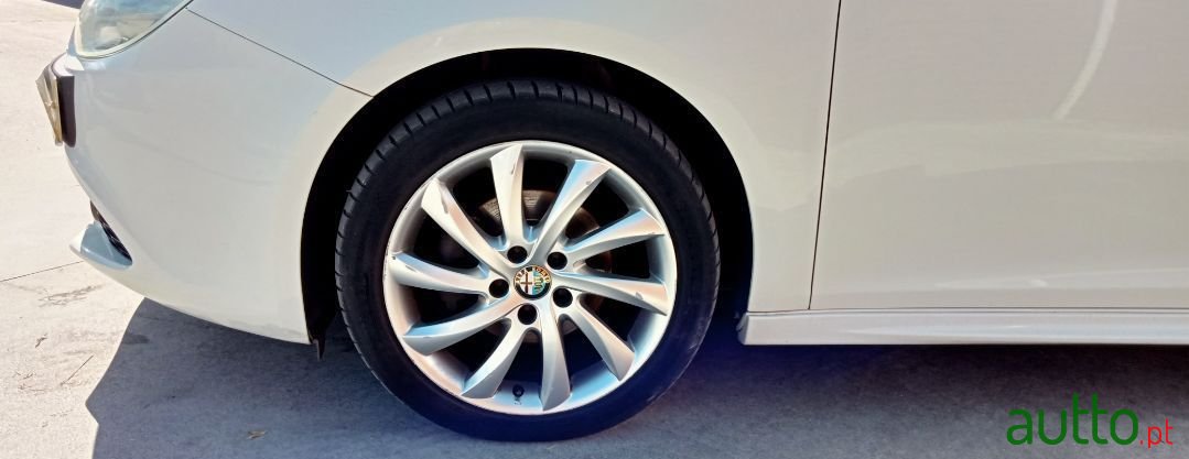 2013' Alfa Romeo Giulietta photo #3