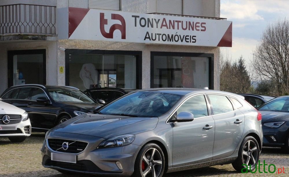 2015' Volvo V40 1.6 D2 Eco R-Design photo #1