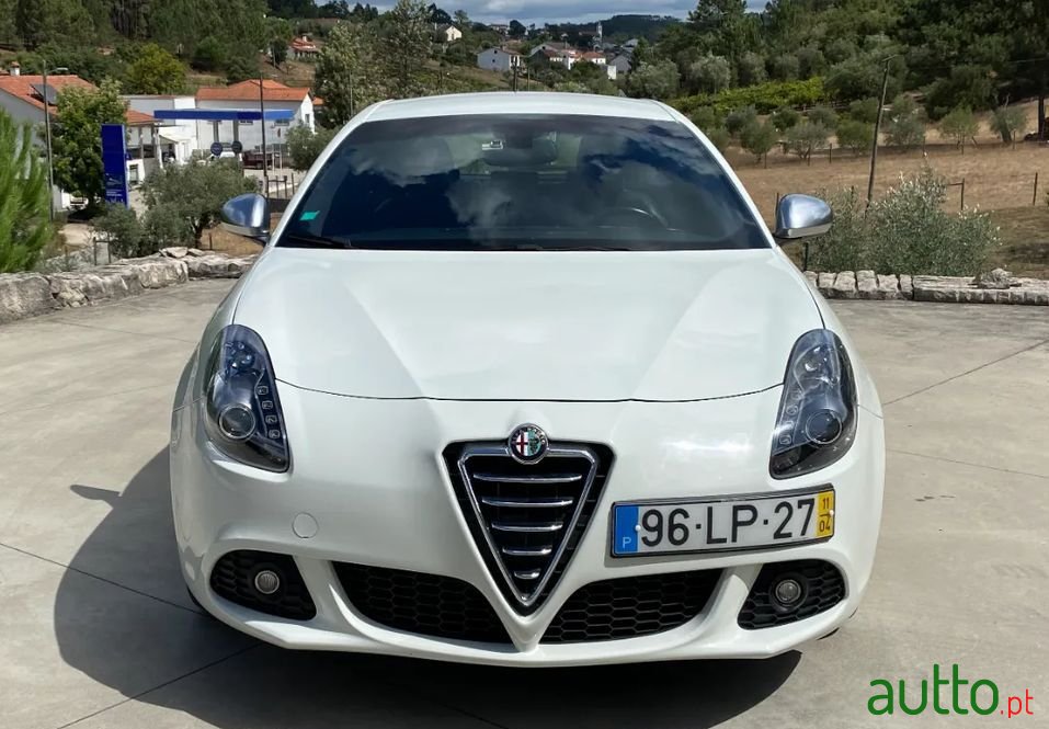 2011' Alfa Romeo Giulietta photo #2