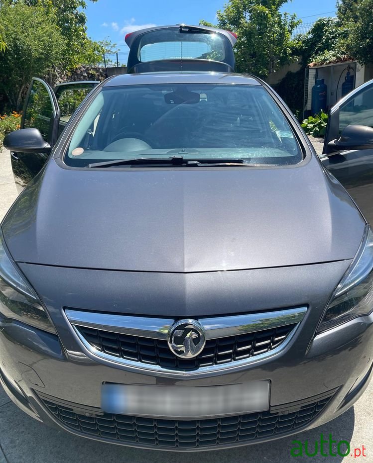 2011' Opel Astra 1.6 Cosmo photo #6