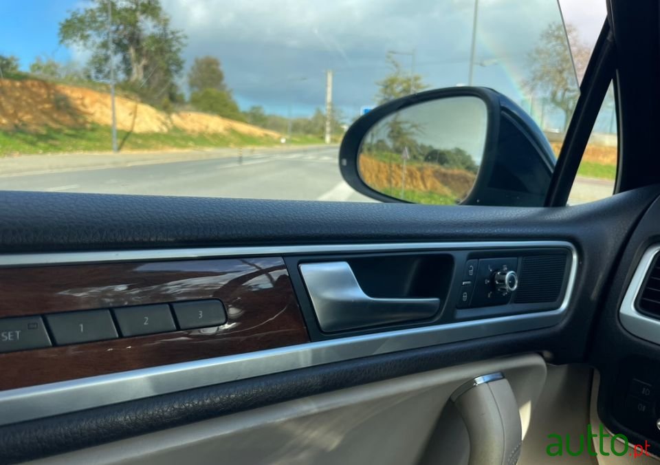 2010' Volkswagen Touareg photo #5