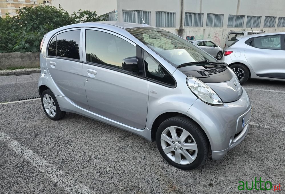 2015' Peugeot iOn Standard photo #1