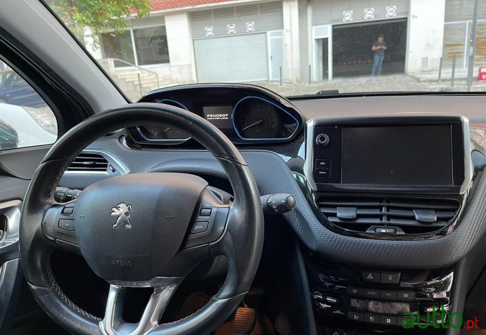2014' Peugeot 2008 photo #2