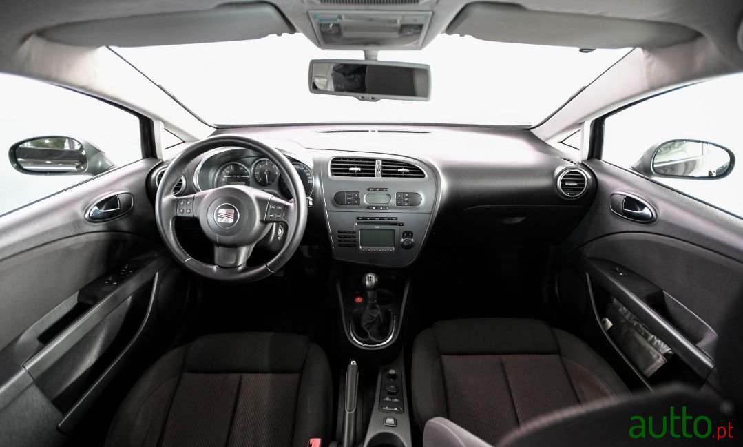 2008' SEAT Leon photo #2