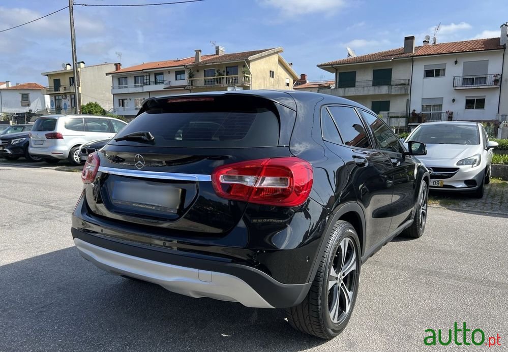 2015' Mercedes-Benz GLA 180 Cdi Urban photo #3