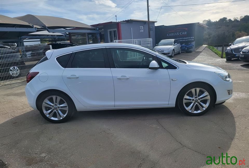 2011' Opel Astra photo #5