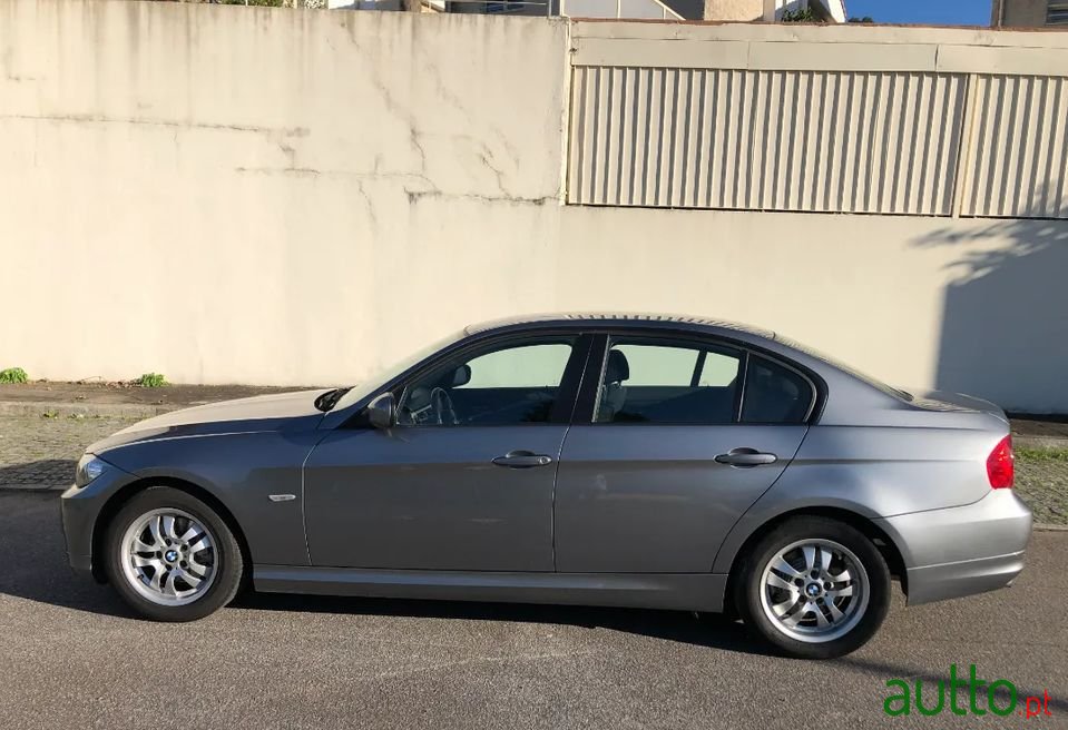 2010' BMW 318 photo #1