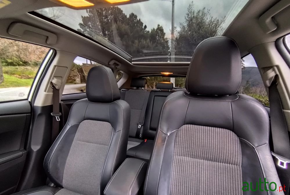 2017' Toyota Auris photo #4