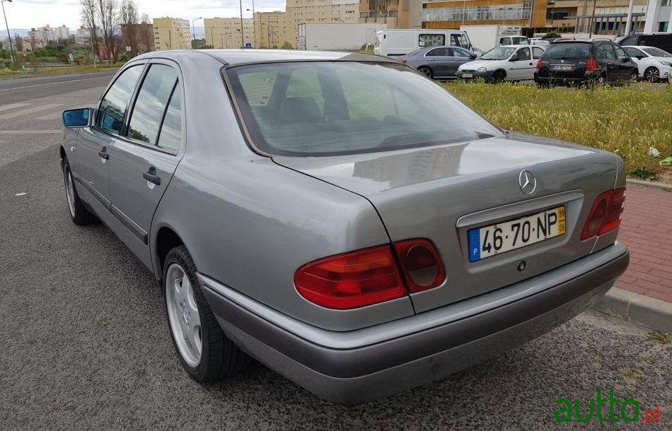 1999' Mercedes-Benz E-220 Cdi photo #2