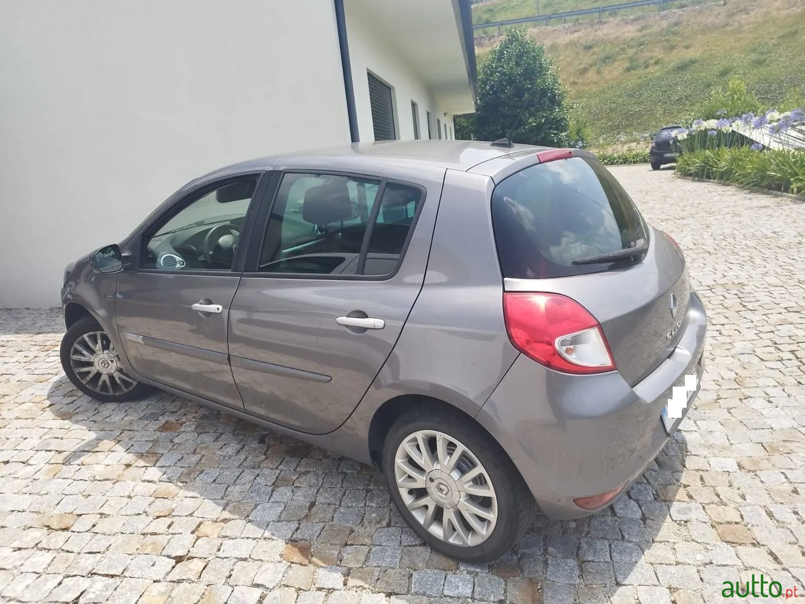 2011' Renault Clio photo #1