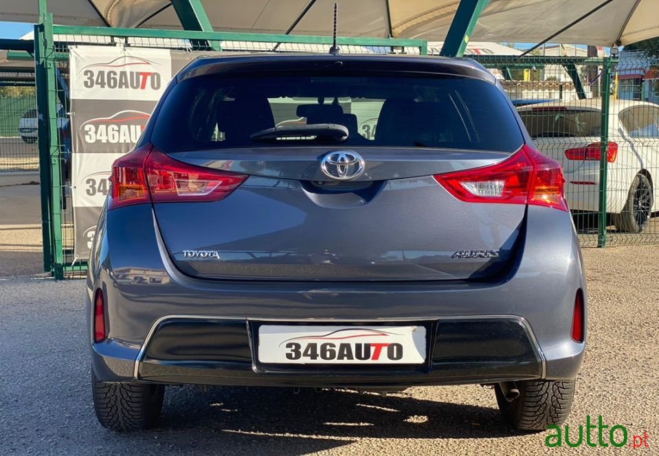 2015' Toyota Auris photo #3