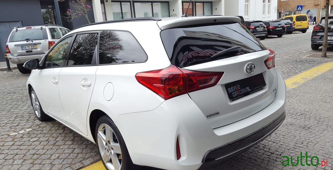 2013' Toyota Auris Touring Sports photo #5