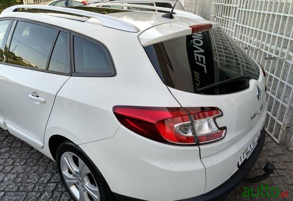 2012' Renault Megane Sport Tourer photo #2