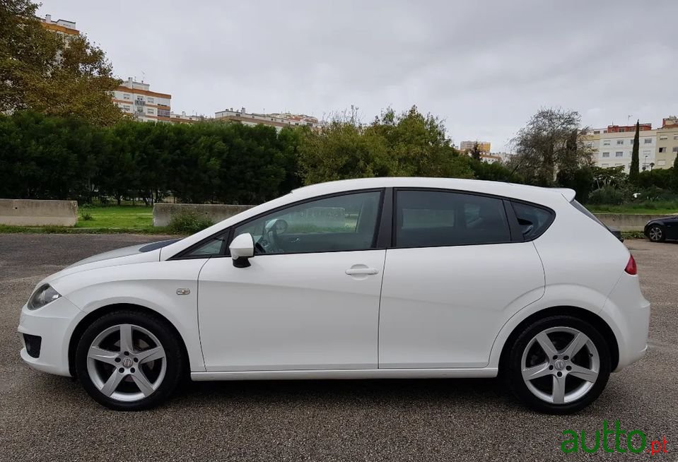 2011' SEAT Leon photo #5